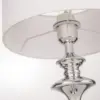 LAMPA STOŁOWA Abu Dhabi srebrna podstawa, biały abażur, styl Hampton, elegancka